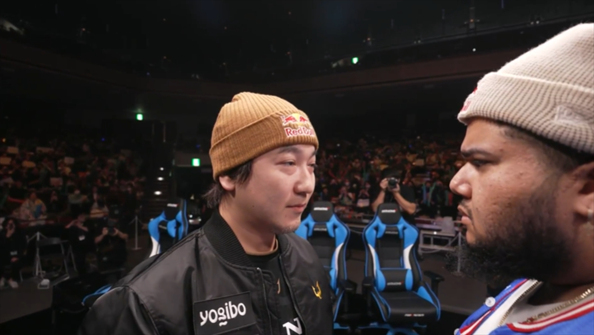 試合前の両選手。待ちに待った試合を多くの観客が見守った