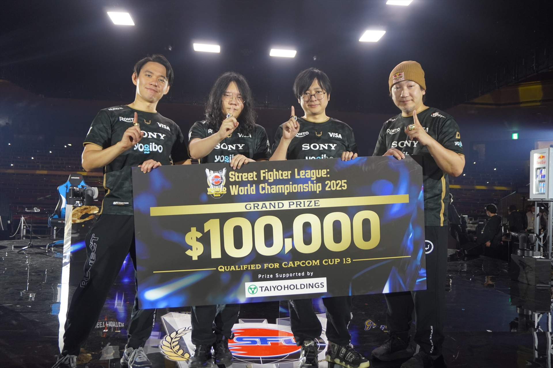 お馴染みのポーズで優勝を喜ぶ「REJECT」の選手たち