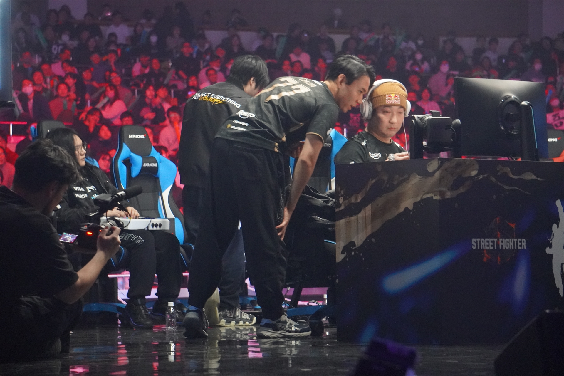 試合中に声をかける「REJECT」の選手達。チーム戦ならではの光景だった