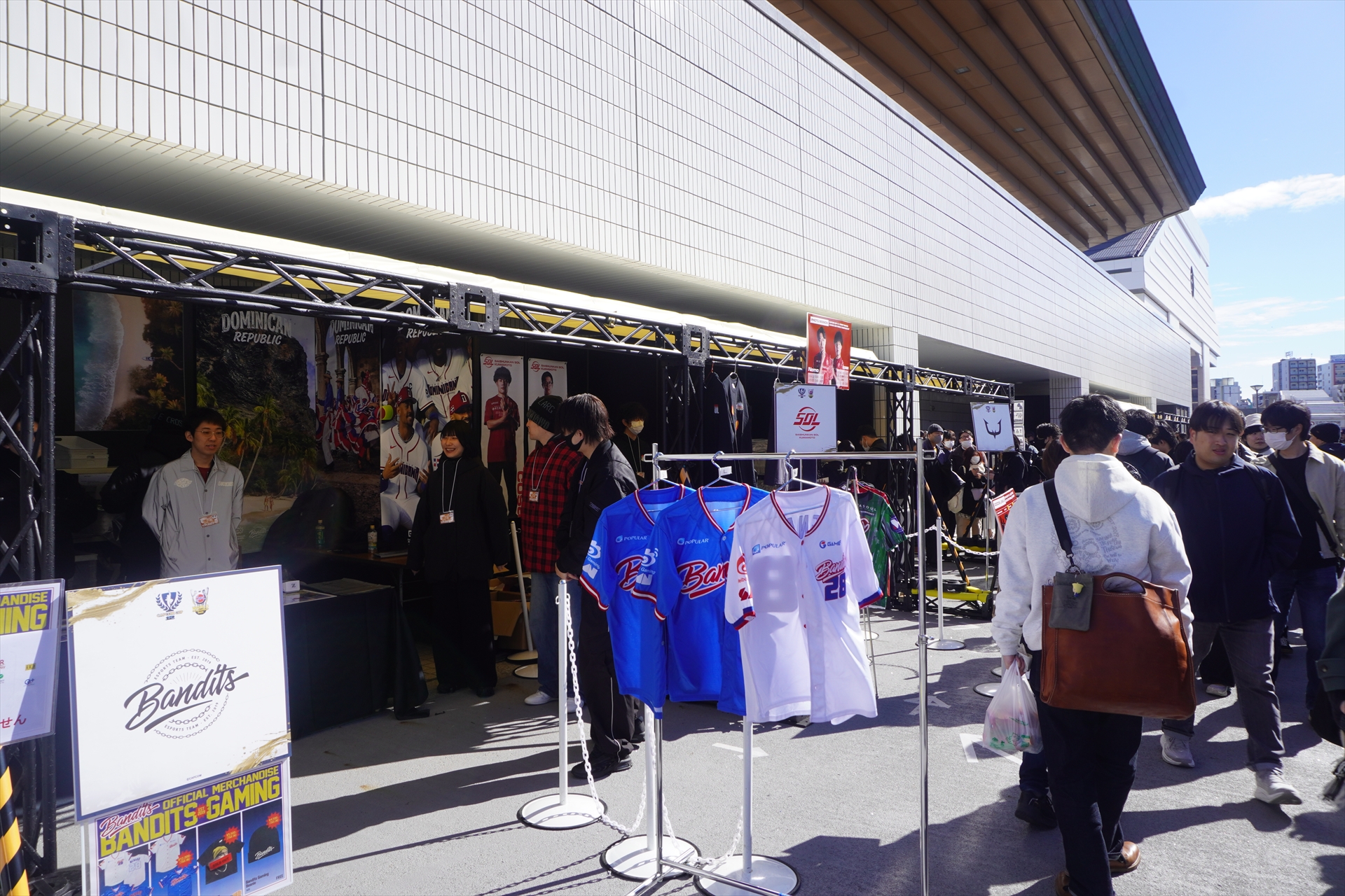 チームブースは「Good 8 Squad」、「REJECT」、「Saishunkan SOL 熊本」、「広島 TEAM iXA」、「VARREL」に加え、海外チームの「Bandits」も出展。公式ブースと共に、多くの人で賑わっていた