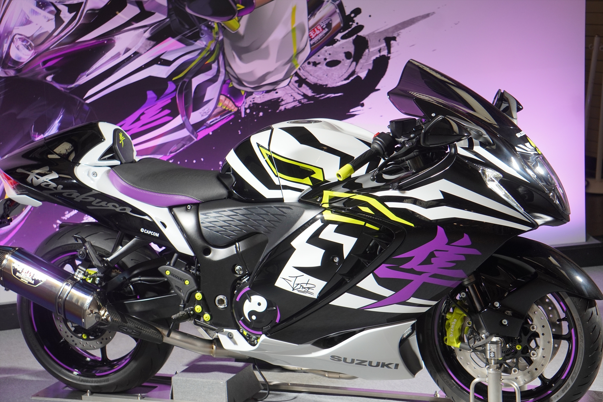 スズキのバイク「隼」のジュリコラボモデルも展示されていた