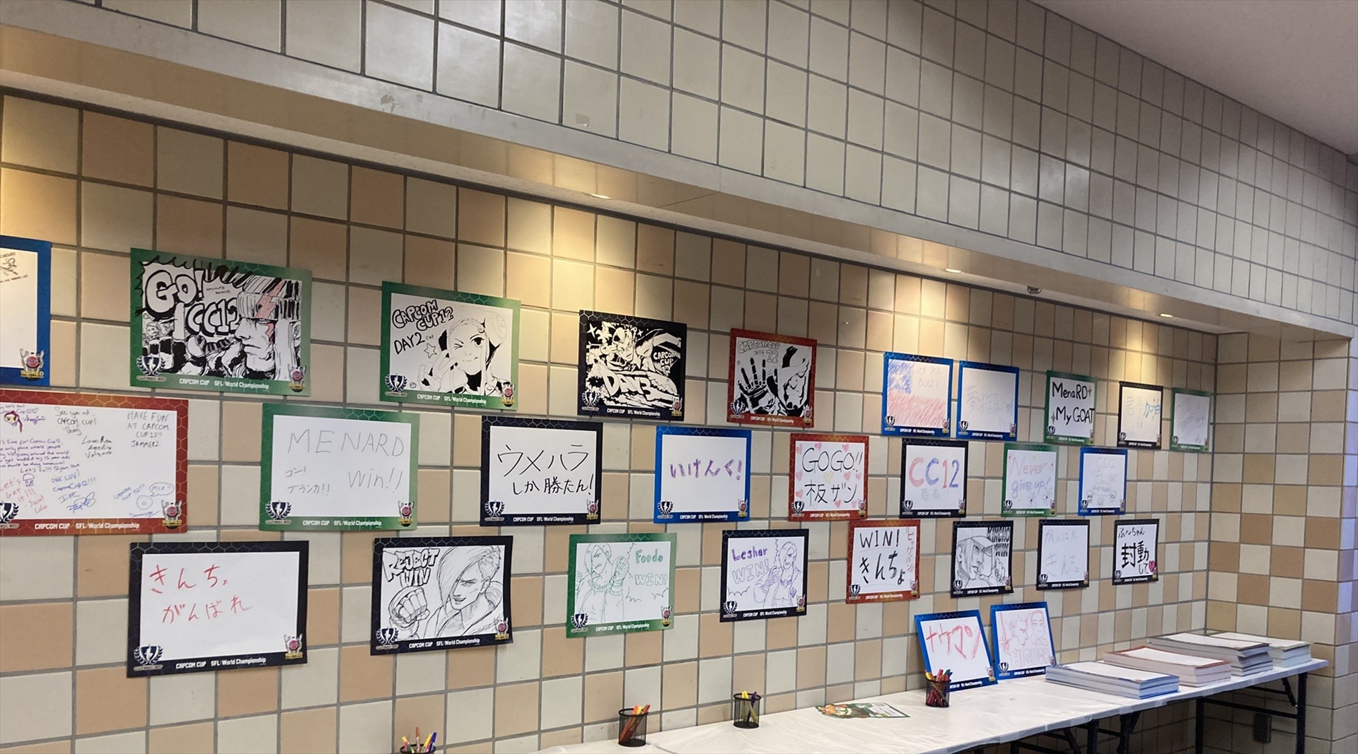 応援ボードのスペース。あまりの人混みのため撮影できなかったが、インターバル中には選手へのメッセージを書く人の姿もあった