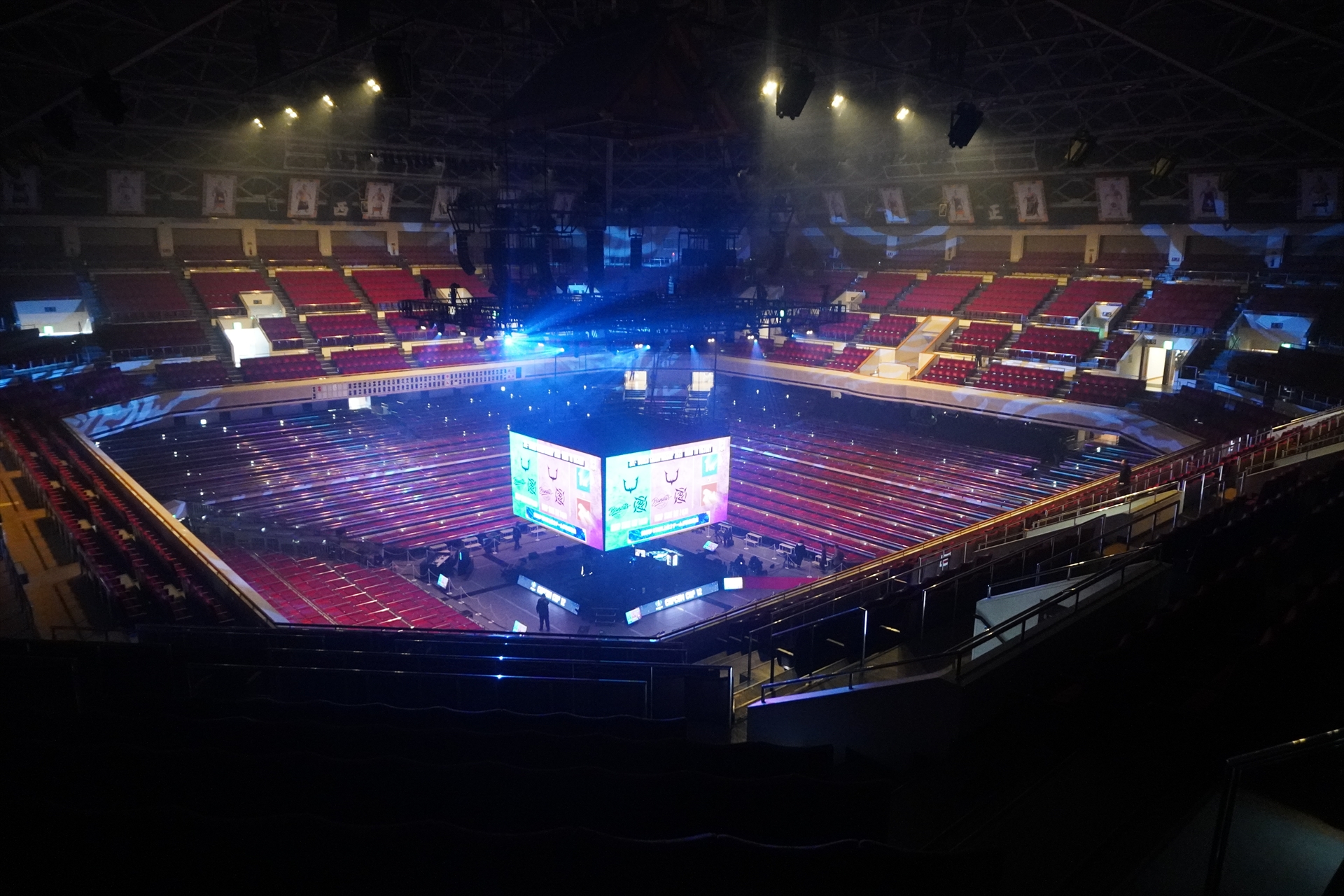 開場直後のステージ。升席から観戦できるのは両国国技館ならではで、来場者はスクリーン越しに試合を見守った