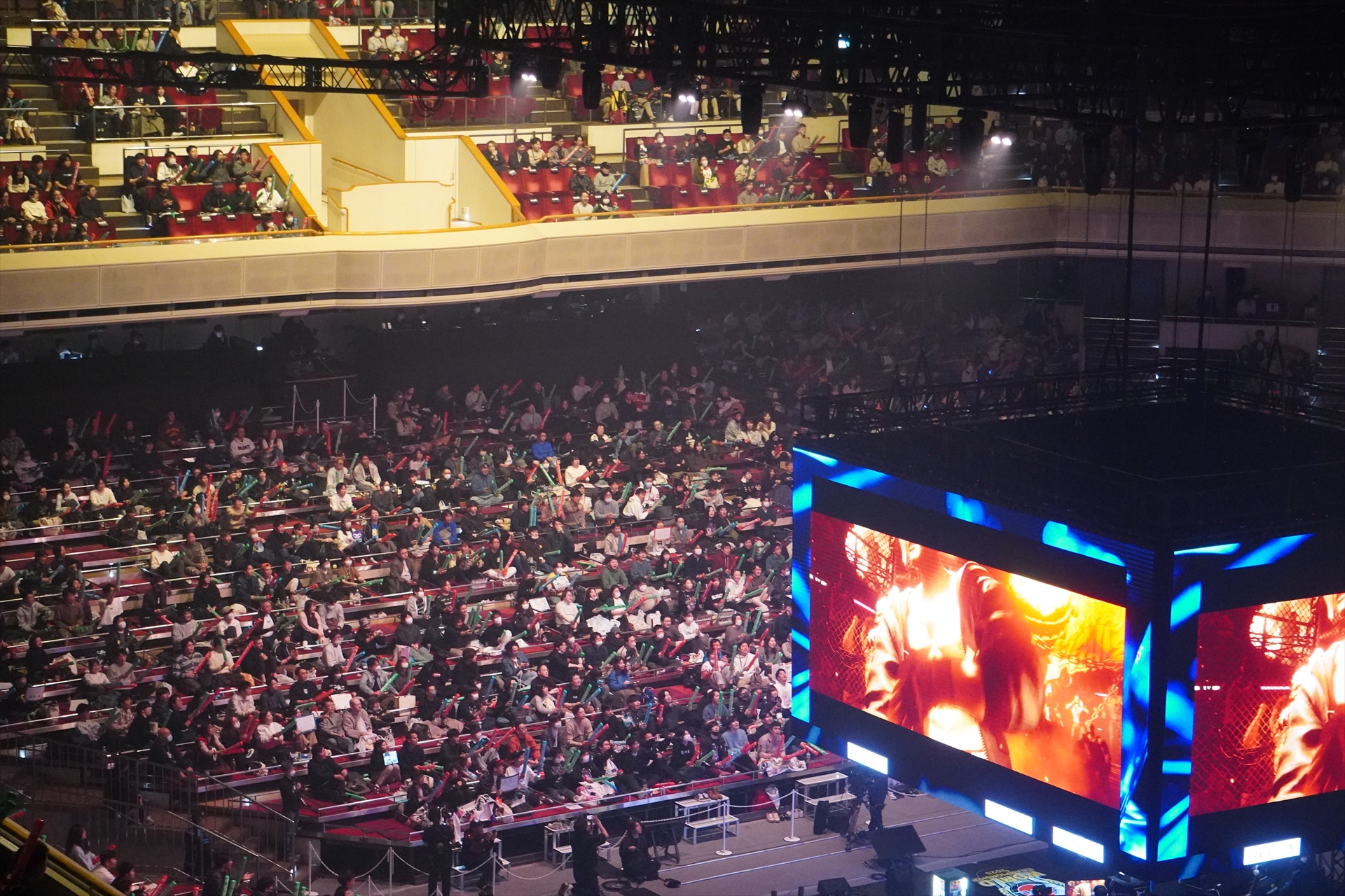 試合前の合いの手では、多くの来場者が声を出し、応援用のスティックバルーンを掲げていた