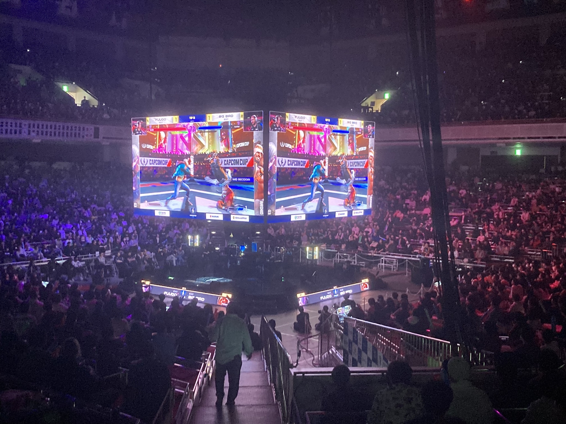 熱戦をスクリーンで観戦。エドの通称「ドリームコンボ」の合いの手や、リスクの高い無敵技での切り返しの際は、特に大きな声が上がっていた