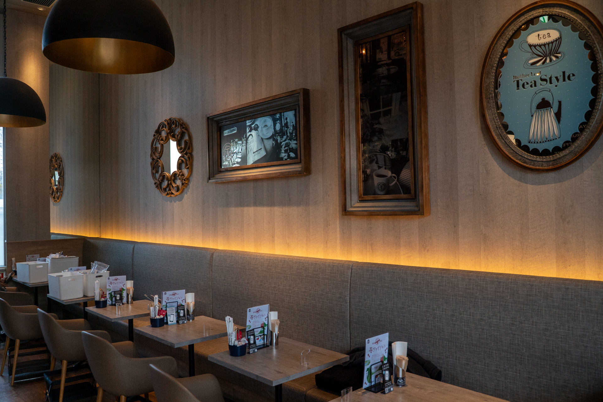 ファストフード店というよりは、完全にカフェレベルの店内