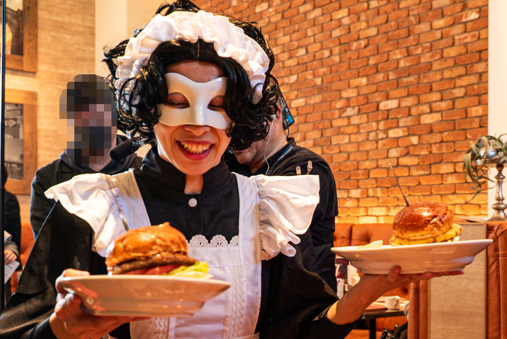 ……と思ったらメイド長もハンバーガーを！