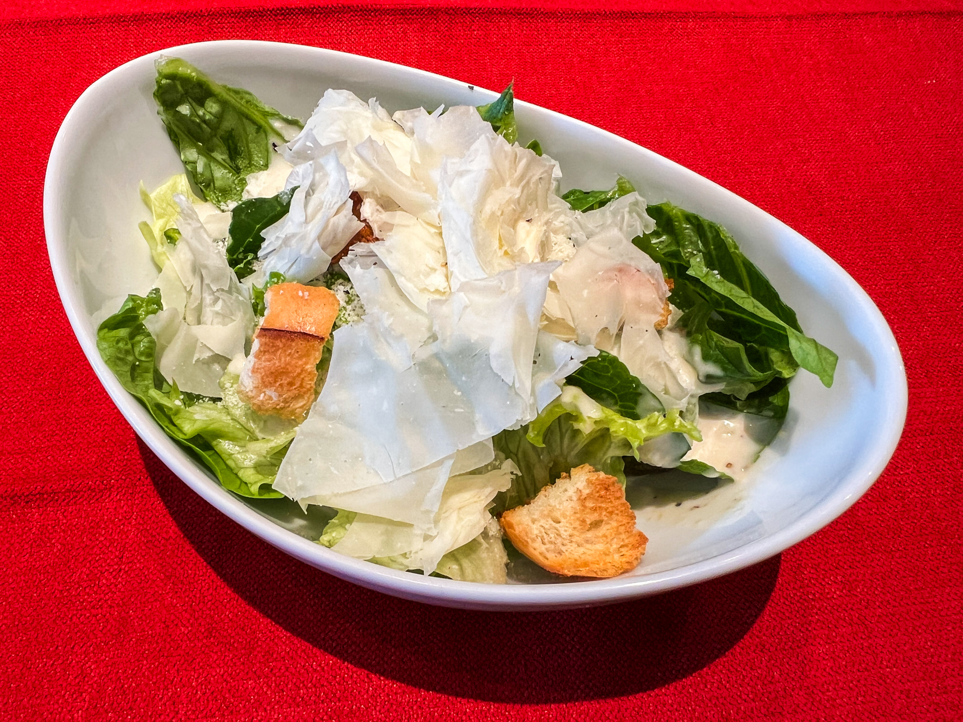 今回いただいたサラダ。なんでも、領地でとれた新鮮な野菜らしいぞ！