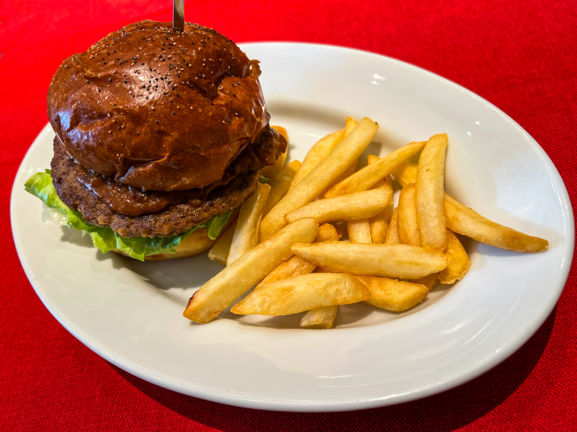 ハンバーガーも本格的で、まるで専門店のようだ