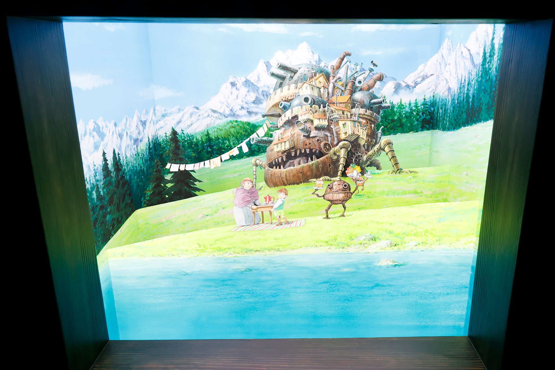 角度によっても見え方が変化する。腰をかがめて鑑賞しよう