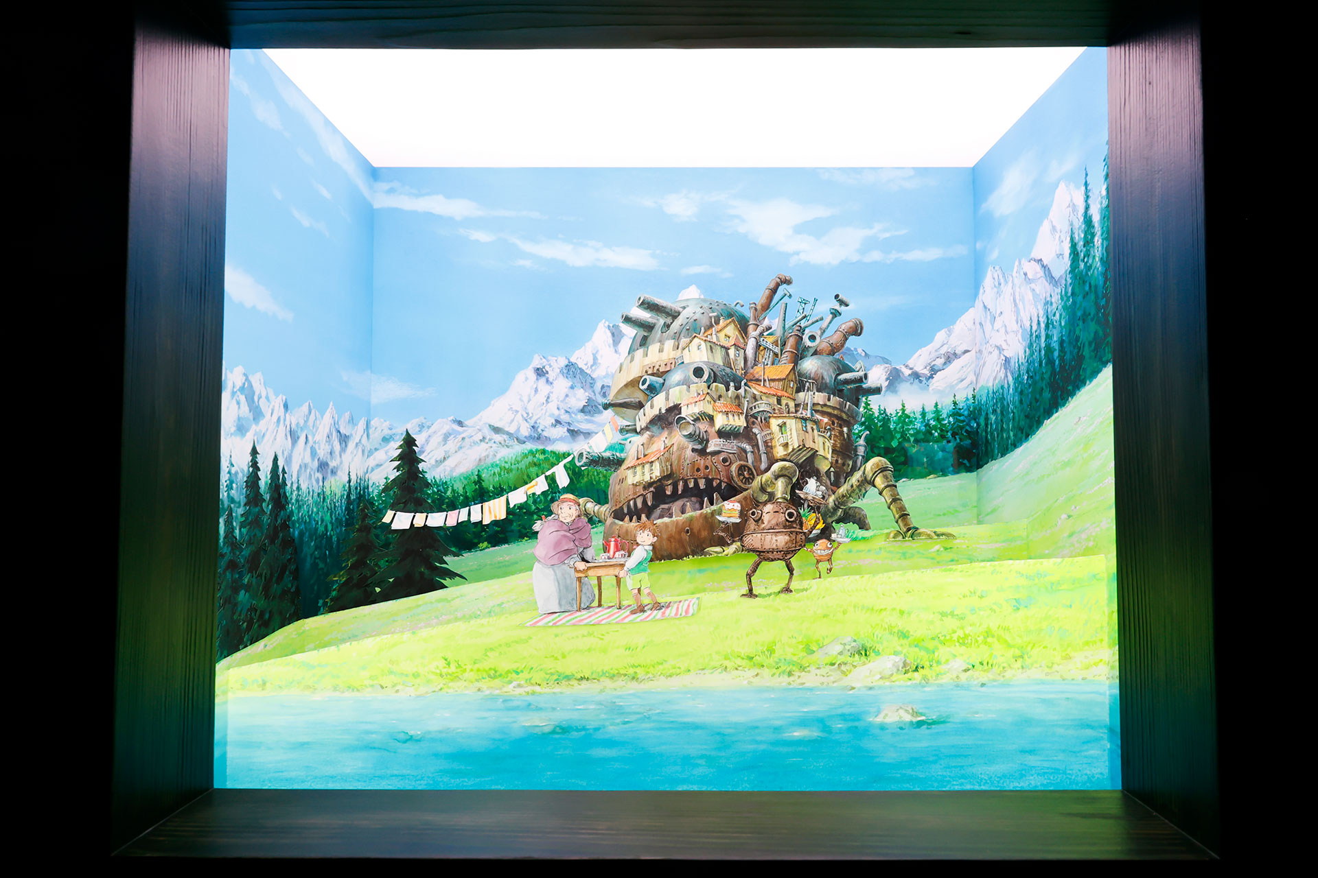 角度によっても見え方が変化する。腰をかがめて鑑賞しよう