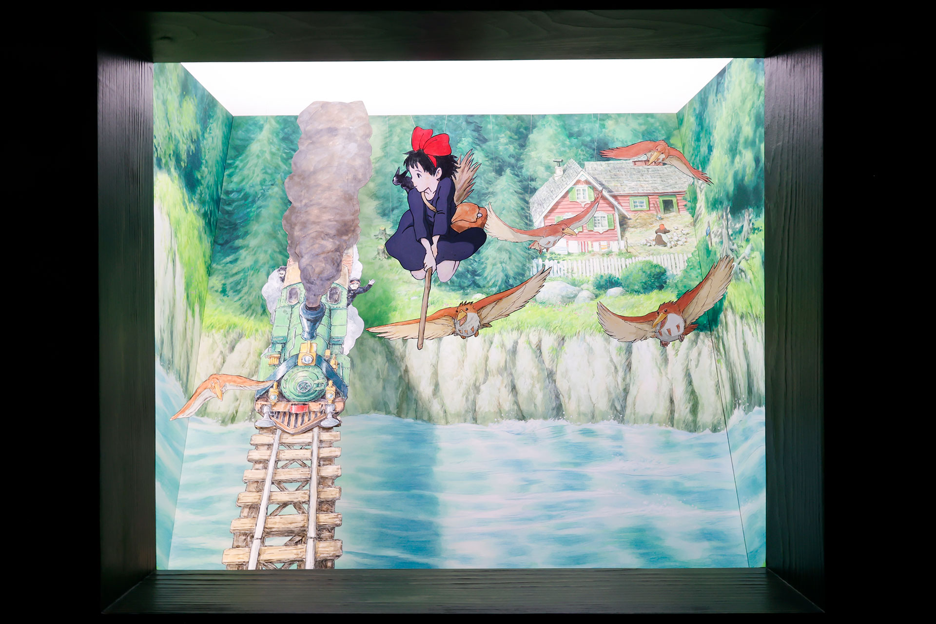 魔女の宅急便／「おーいあぶないよ」。引きで撮影するとこのような見た目になっており、ボックスの内部に各作品の世界が広がっている