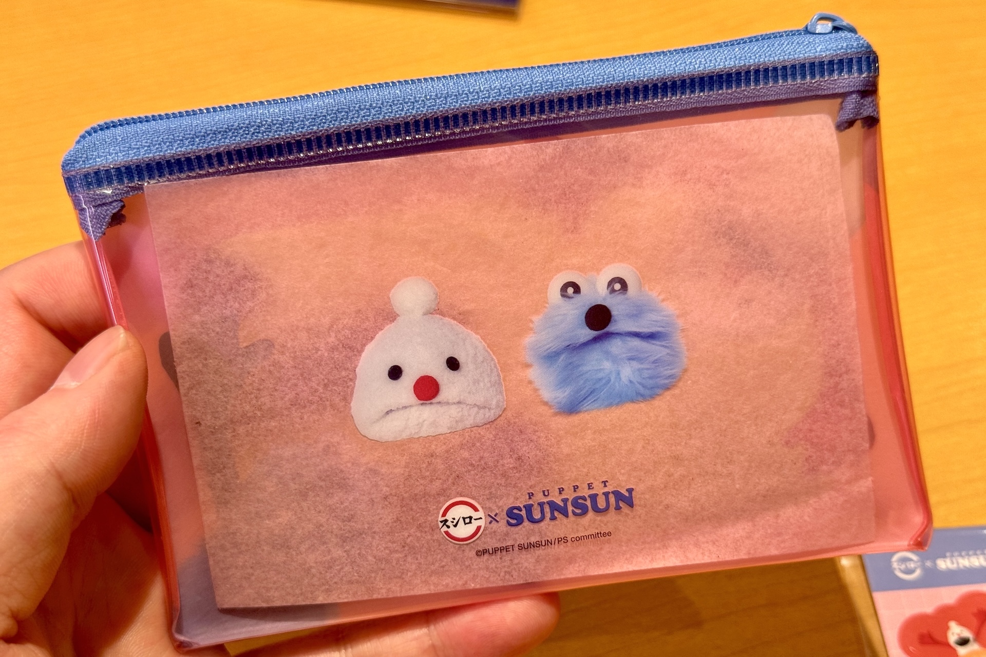 クリアポーチは全部で3種。スンスンらしいポップでカラフルなデザインとなっている