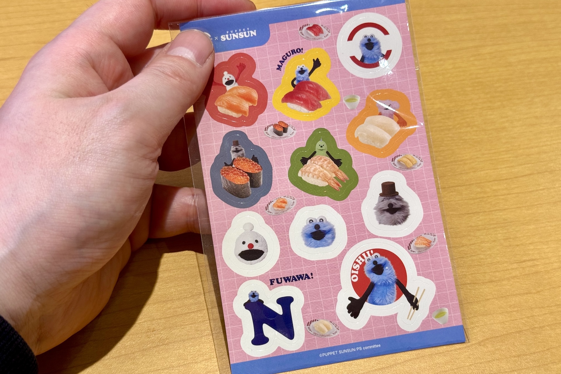 クリアポーチは全部で3種。スンスンらしいポップでカラフルなデザインとなっている