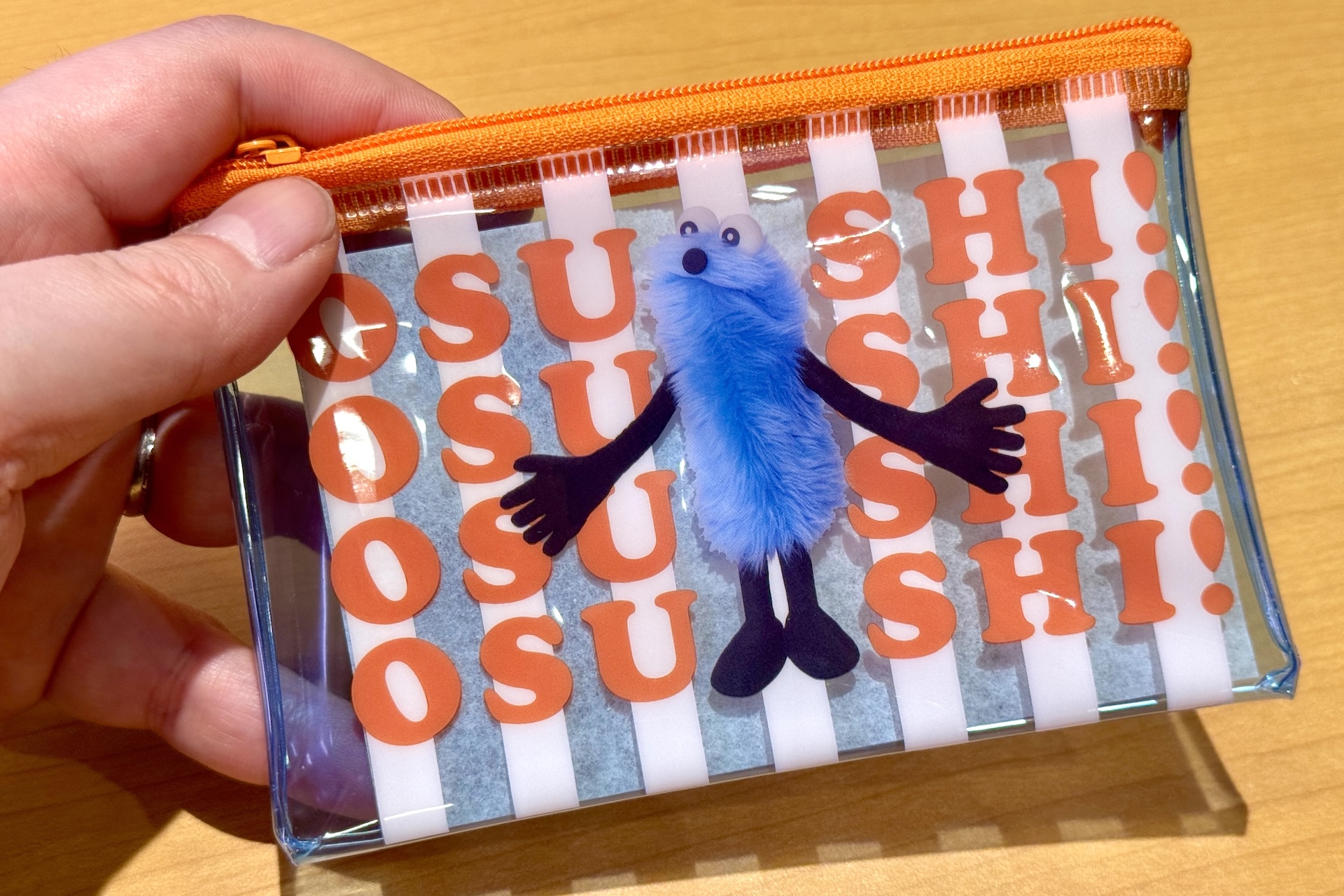 クリアポーチは全部で3種。スンスンらしいポップでカラフルなデザインとなっている