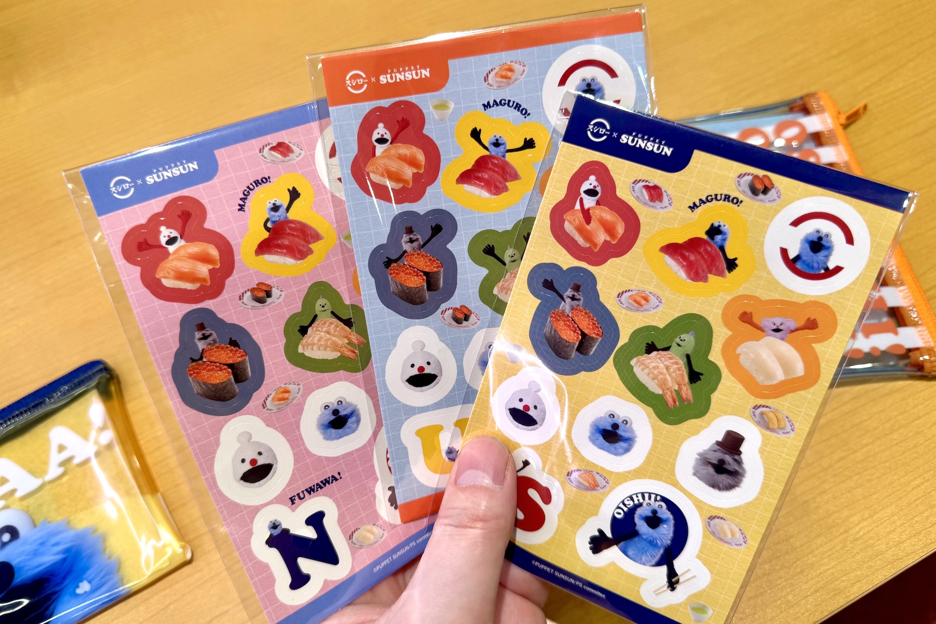 ポーチに合わせてシールも同じく3種が用意されている。コラボならではのここでしか手に入れることができない貴重なものとなっている。ファンの方はぜひゲットしていただきたい