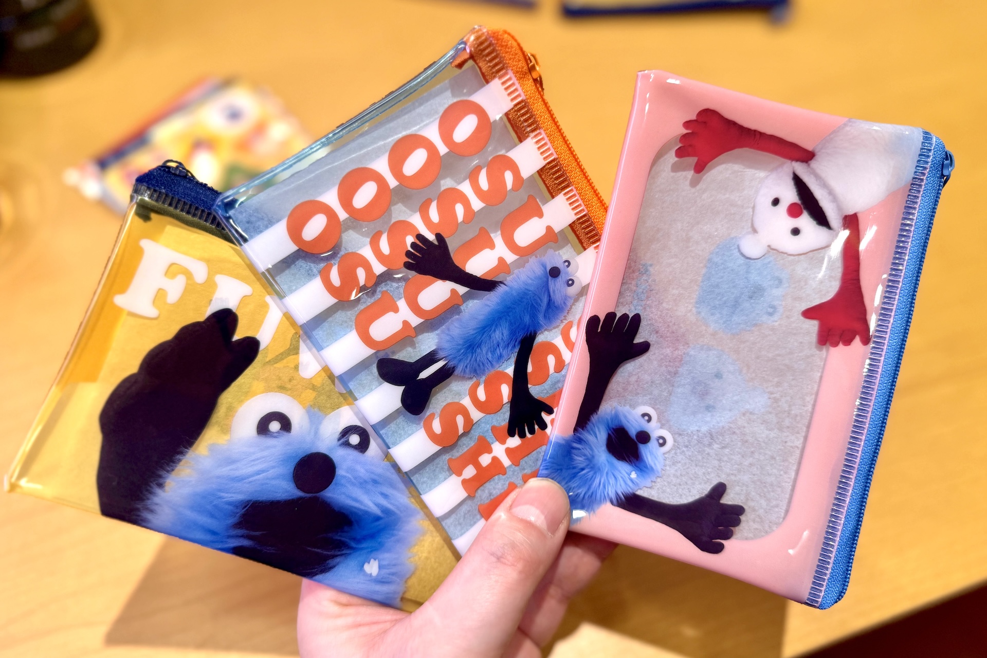 クリアポーチは全部で3種。スンスンらしいポップでカラフルなデザインとなっている