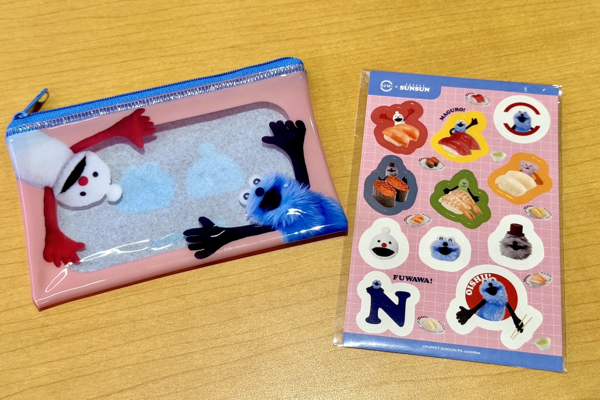 クリアポーチは全部で3種。スンスンらしいポップでカラフルなデザインとなっている