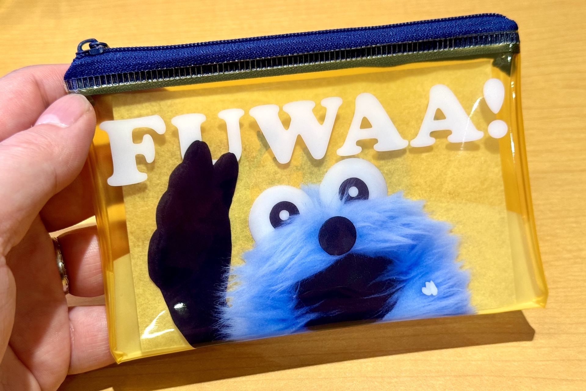 クリアポーチは全部で3種。スンスンらしいポップでカラフルなデザインとなっている