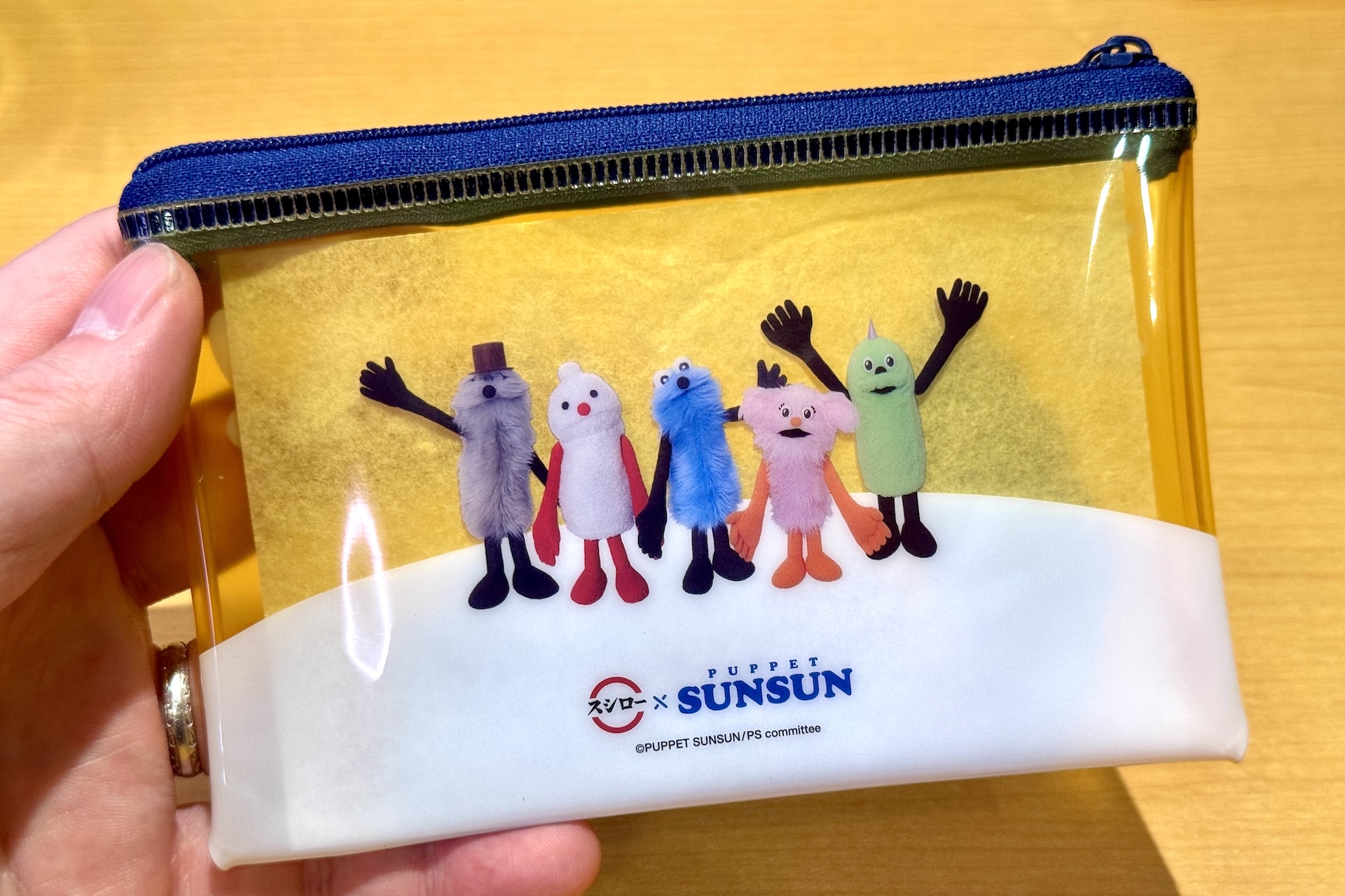 クリアポーチは全部で3種。スンスンらしいポップでカラフルなデザインとなっている