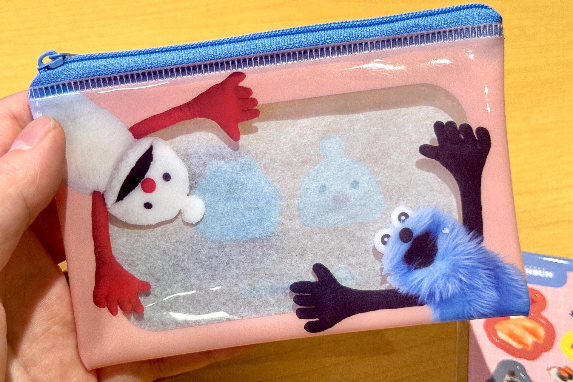 クリアポーチは全部で3種。スンスンらしいポップでカラフルなデザインとなっている