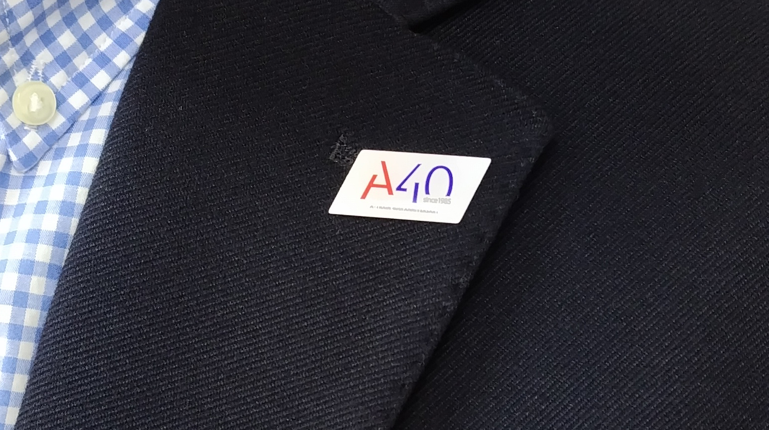 車掌じゃなかった社章……でもないけど、正装のパーティにも付けていけるデザイン