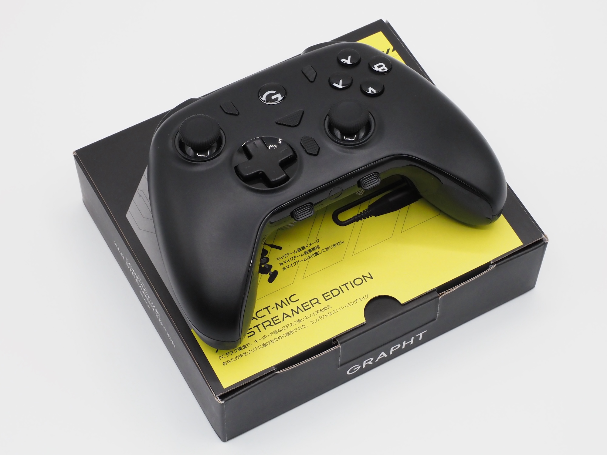 コントローラー（GRAPHT Omni Plus）と比較。「本当にマイクが入っているの？」と思うほど小さい