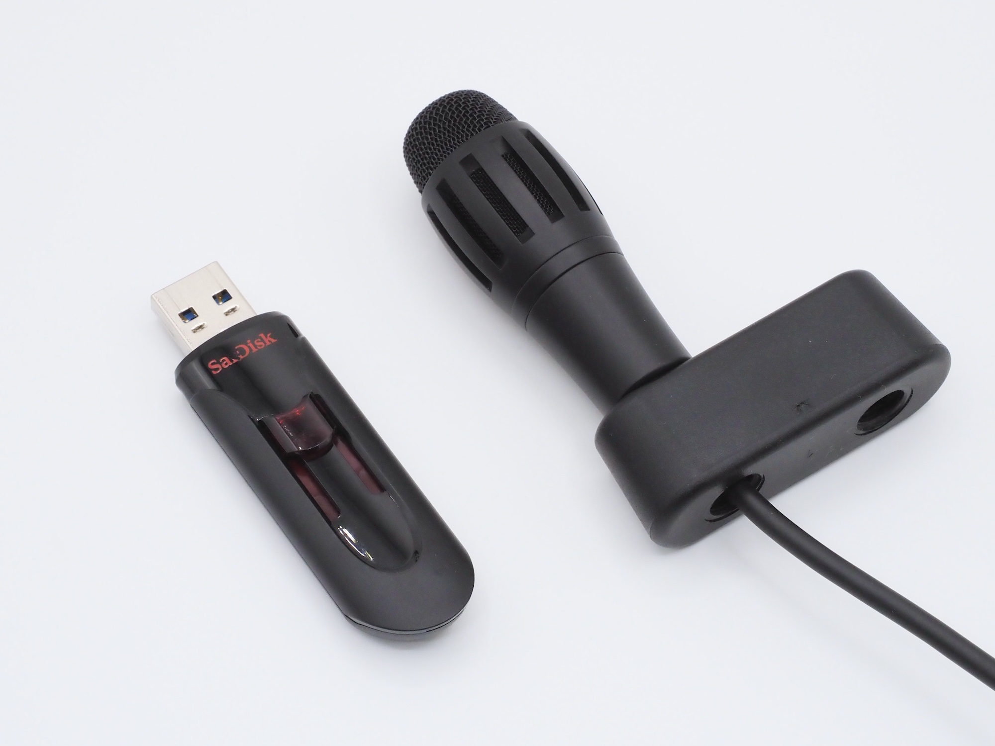 超小型なマイク本体。全長約60mmとまさに親指サイズで、USBメモリーと比較するとその小ささがわかる