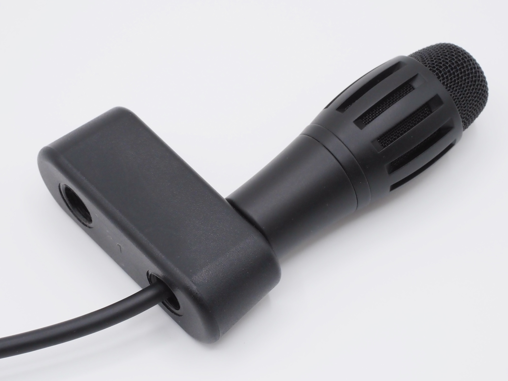 だが、ケーブル一体構造のおかげでコンパクトなマイク本体を実現している