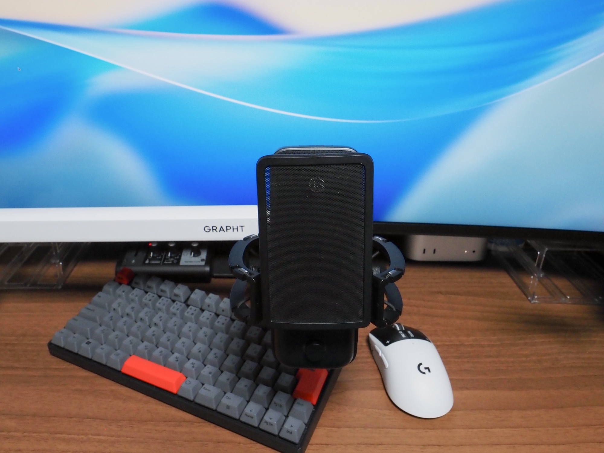 そこで「GRAPHT ロープロファイル MICROPHONE ARM」を導入するとこんな感じ。マイクとの距離を近づけることができる