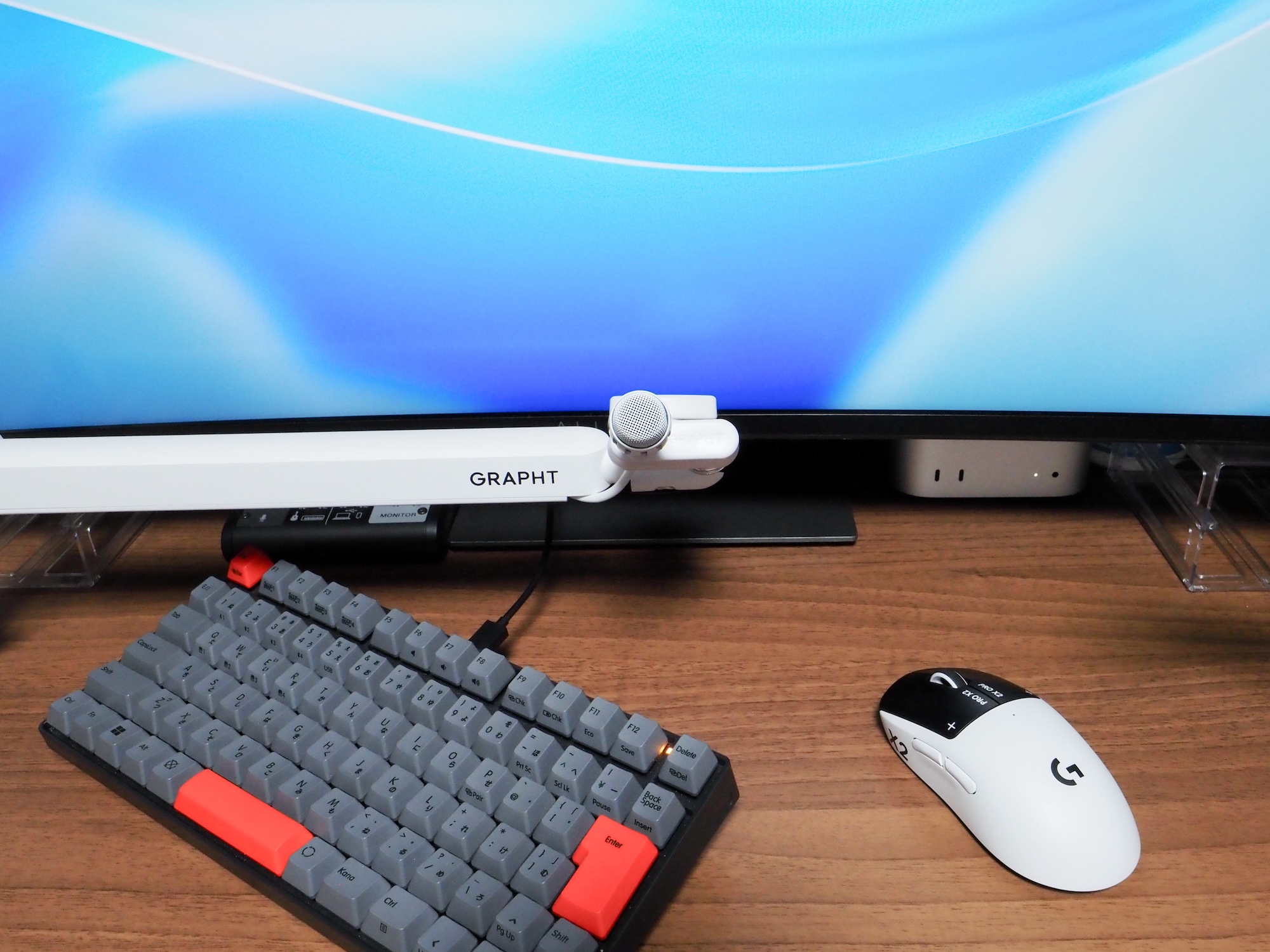 さらに「GRAPHT Compact-Mic」へ置き換え。マイク本体がかなり小さくなり、モニター周りが非常にスッキリした