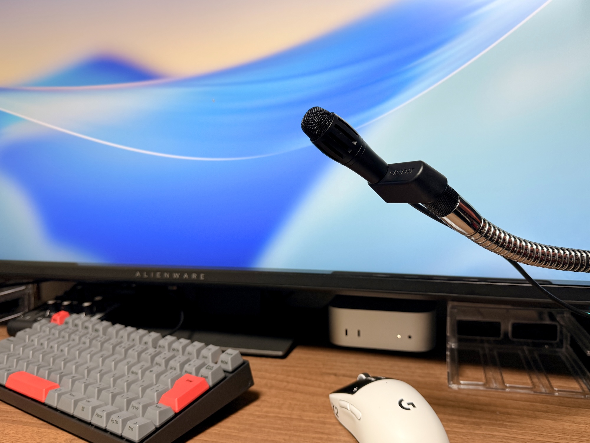 筆者が普段使用しているクリップ式マイクアームにも問題なく装着可能。既存の環境からマイクだけを置き換えることもできる