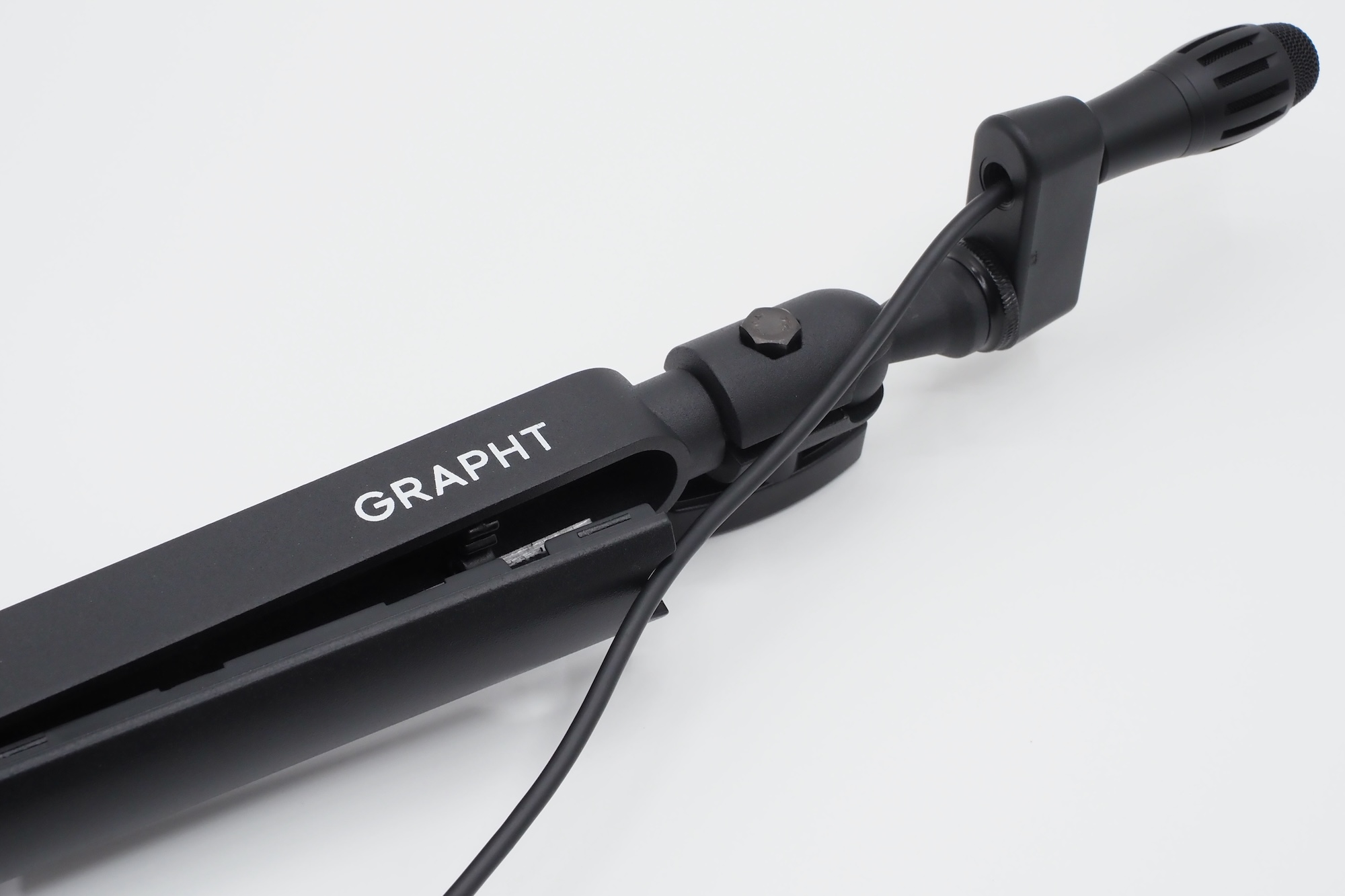 アーム下部のカバーを取り外して、ケーブルを収納可能