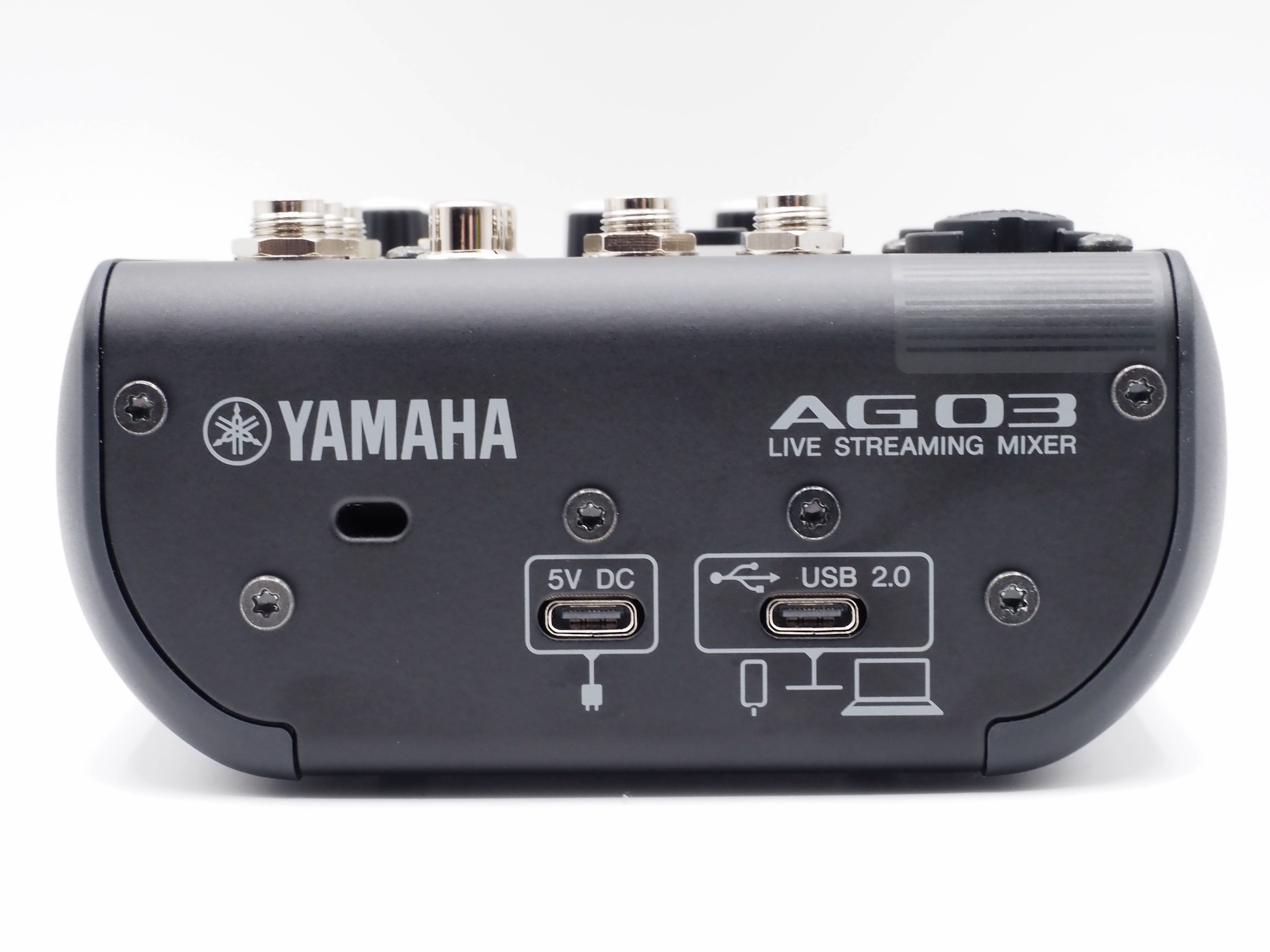 「AG03MK2」には2つのUSB Type-C端子がある。「USB 2.0」をPCに、「5V DC」をUSB充電器に接続しよう