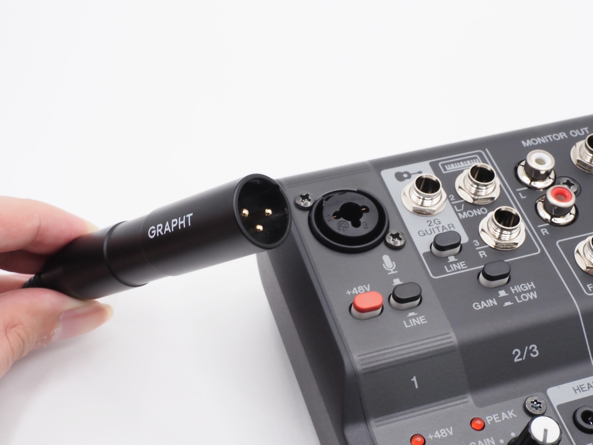 「AG03MK2」のマイク入力端子に「GRAPHT Compact-Mic」のXLRコネクターを接続