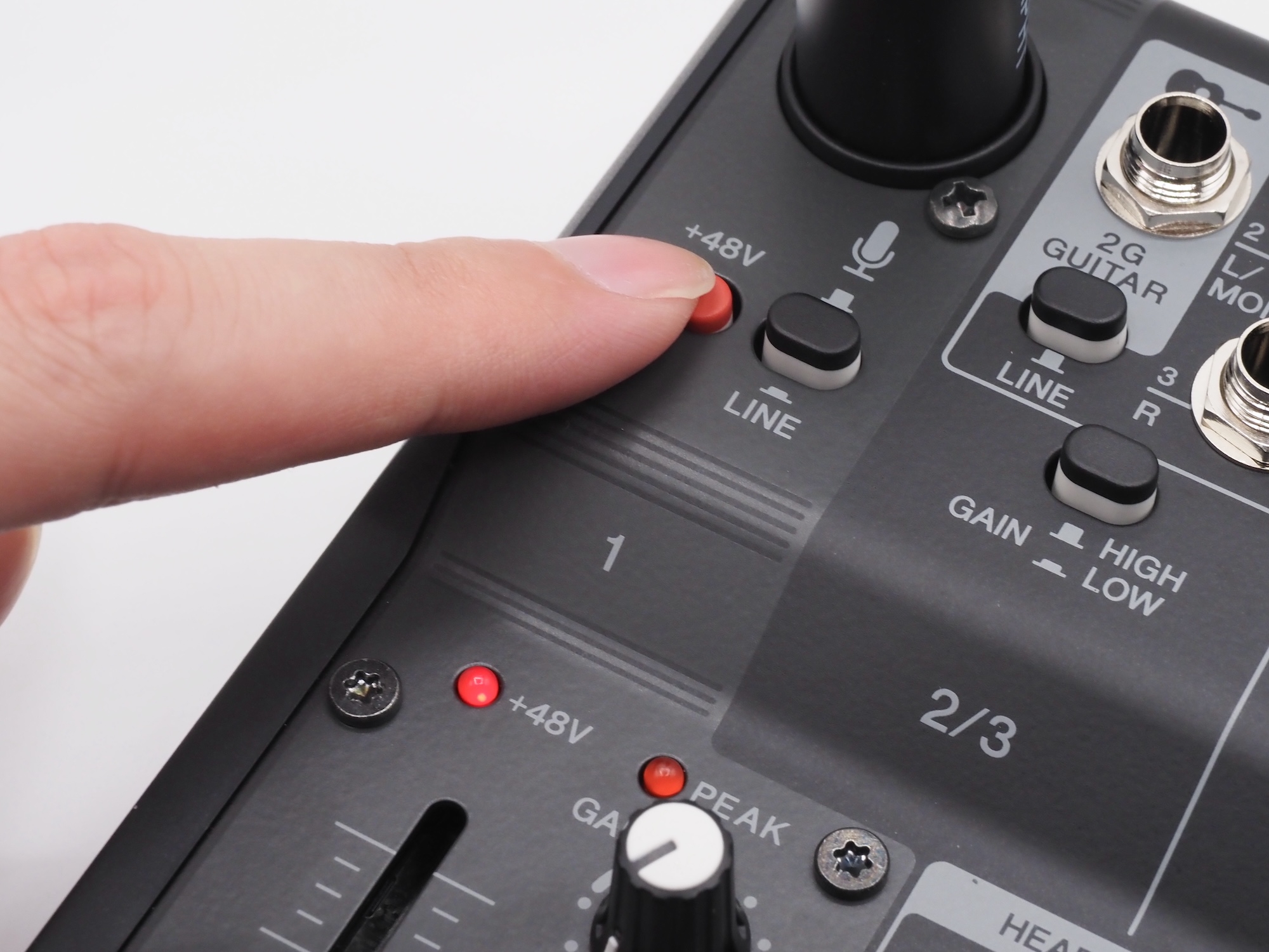 最初に「ファンタムスイッチ」を押して、マイクに電力を供給する