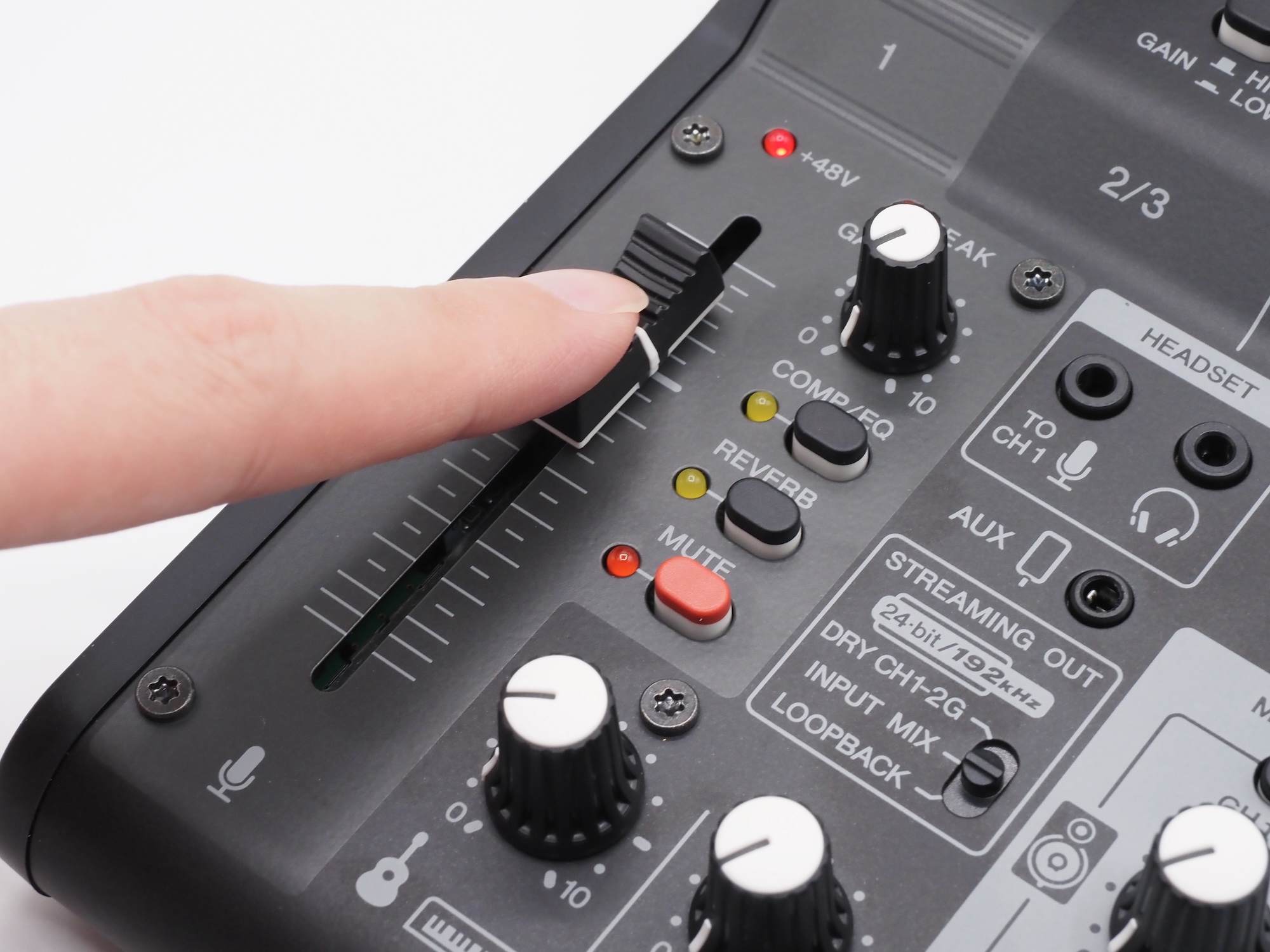 次に「フェーダー」でマイクのボリュームを調整。太線が目安となっている