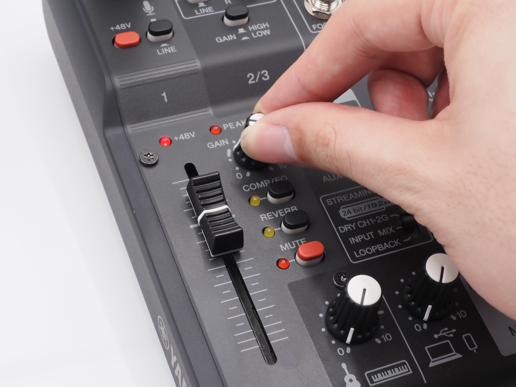 続いて「GAINツマミ」を調整。こちらも太線あたりが目安となっている