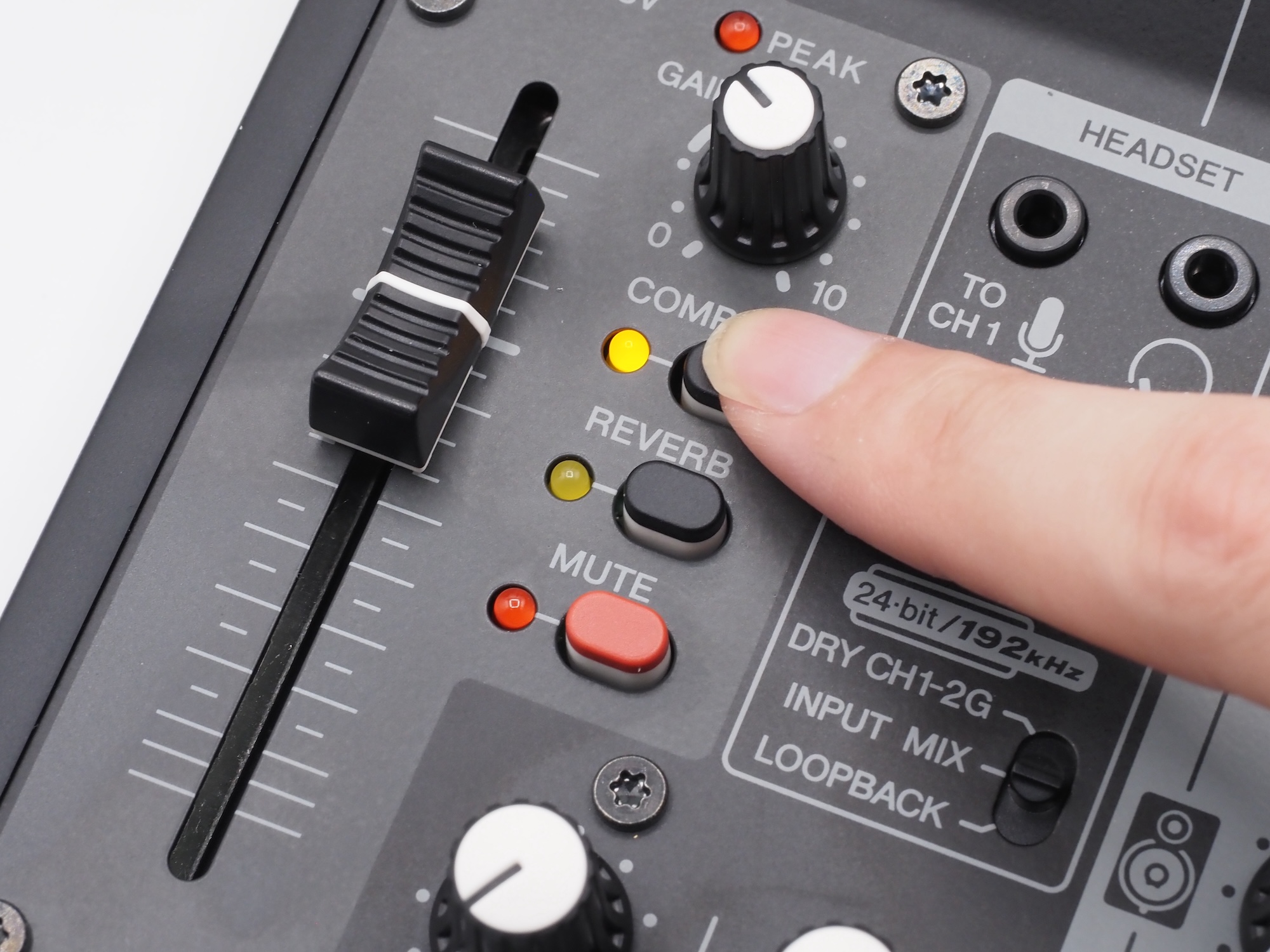 「COMP/EQ」はコンプレッサーとイコライザーのオンオフボタン。各種調整はソフトウェア「AG Controller」が必要となる