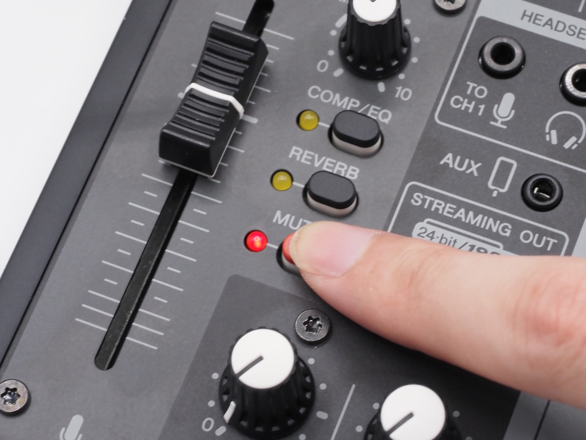 「MUTE」はボイスチャットや配信中に便利なミュートボタン。くしゃみが出そうになっても、咄嗟にミュートできる