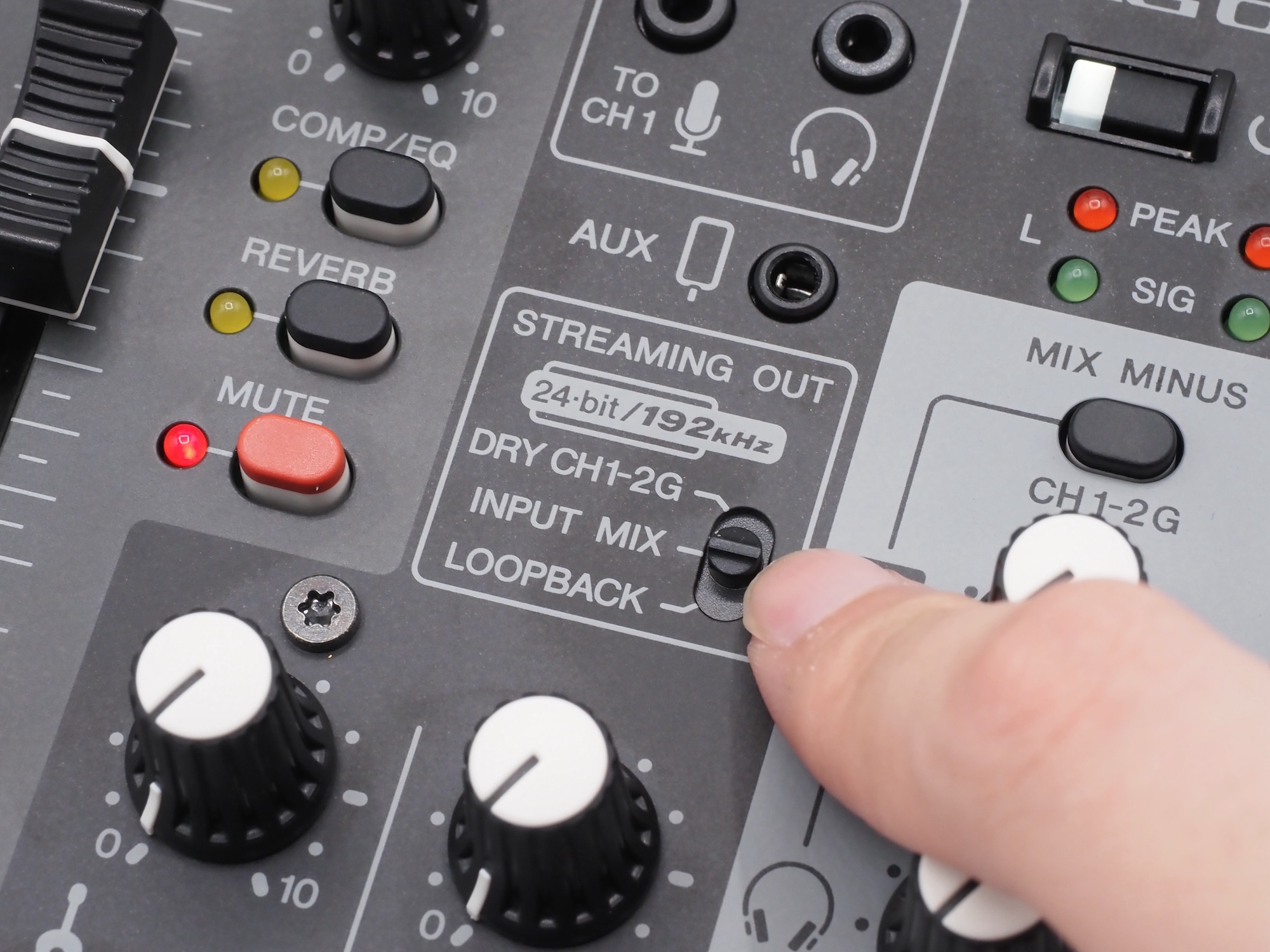 デバイスに送る音を選択できる「STREAMING OUT」切り替えスイッチ。ボイチャや配信メインの場合は「INPUT MIX」がオススメ