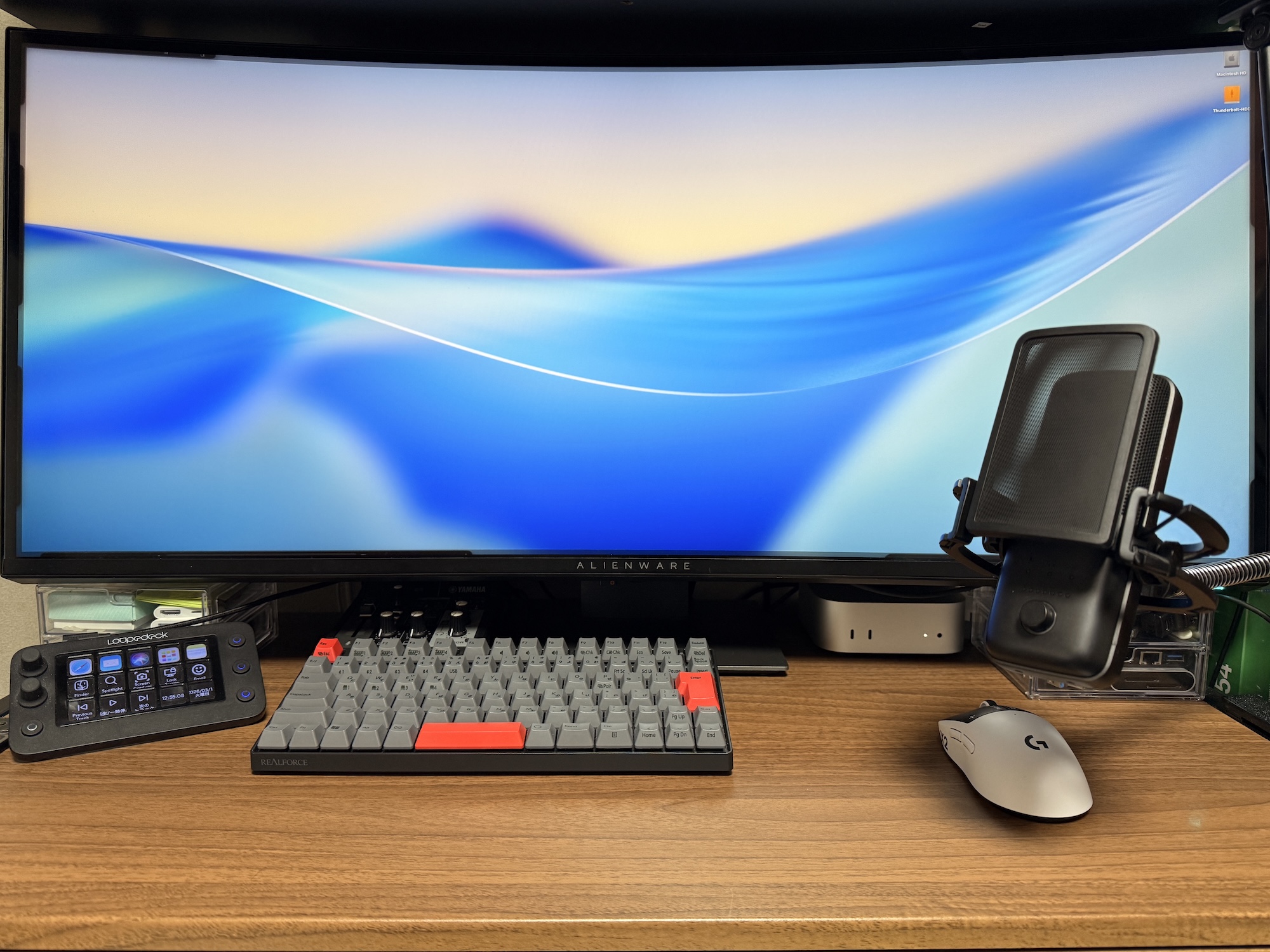 筆者の普段のデスク環境。かなりギュッと詰まっていて、USBマイクが存在感を放っている。また、口元とマイクの距離が離れているのもネックだった