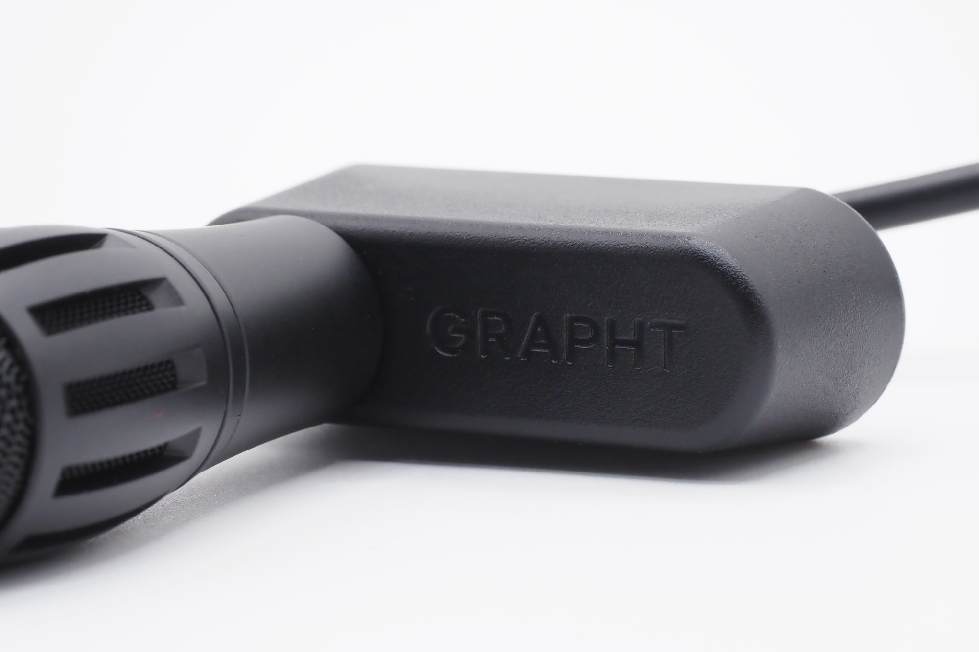 ジョイント部分にGRAPHTロゴを刻印。あえて着色せず、目立たなくしているのがGOOD