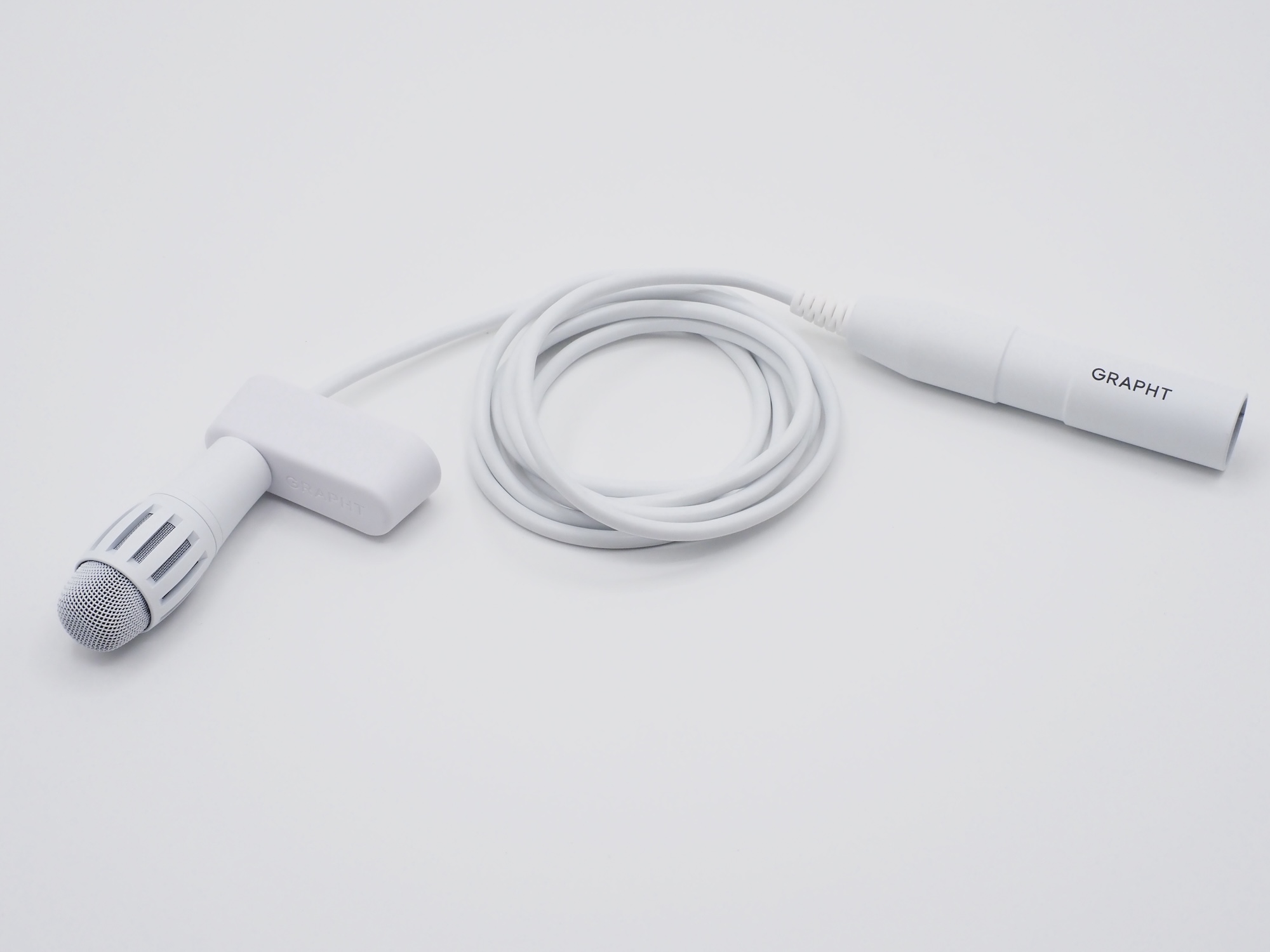 ホワイトもラインナップ。マイク本体からXLR端子まで統一された美しいデザインだ