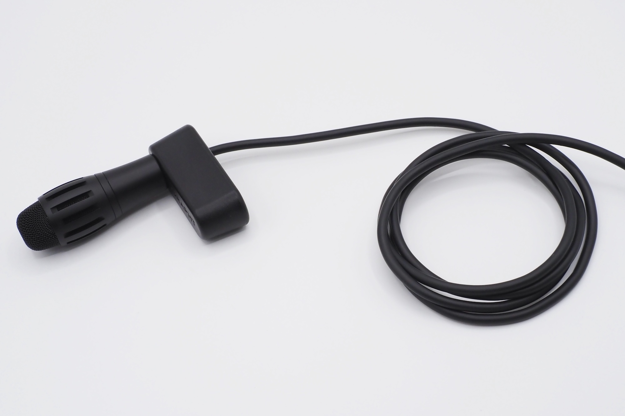 ケーブルは細くしなやかなため、マネジメントしやすい