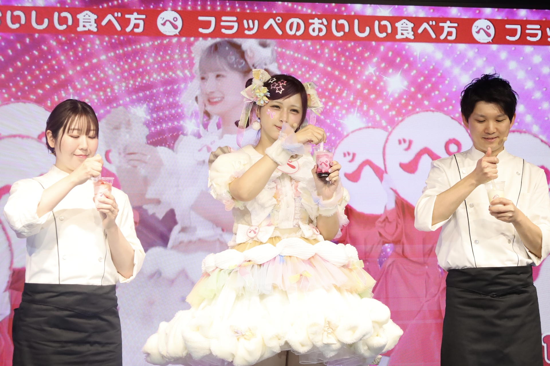 しなこさんよりフラッペの美味しい食べ方レクチャーも。今回の新商品を開発した「SUSHIRO Cafe」のパティシエである内平さん、作田さんも一緒にまぜまぜ