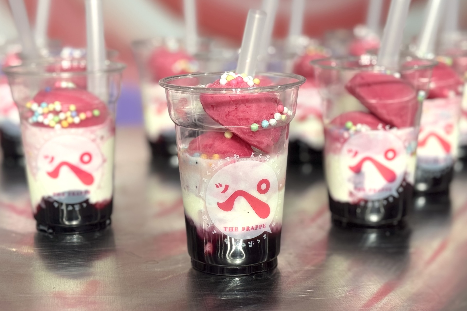 こちらがしなこさん監修の「飲むブルーベリーヨーグルトッペ」。価格は380円〜となっており、4月8日より販売開始となる