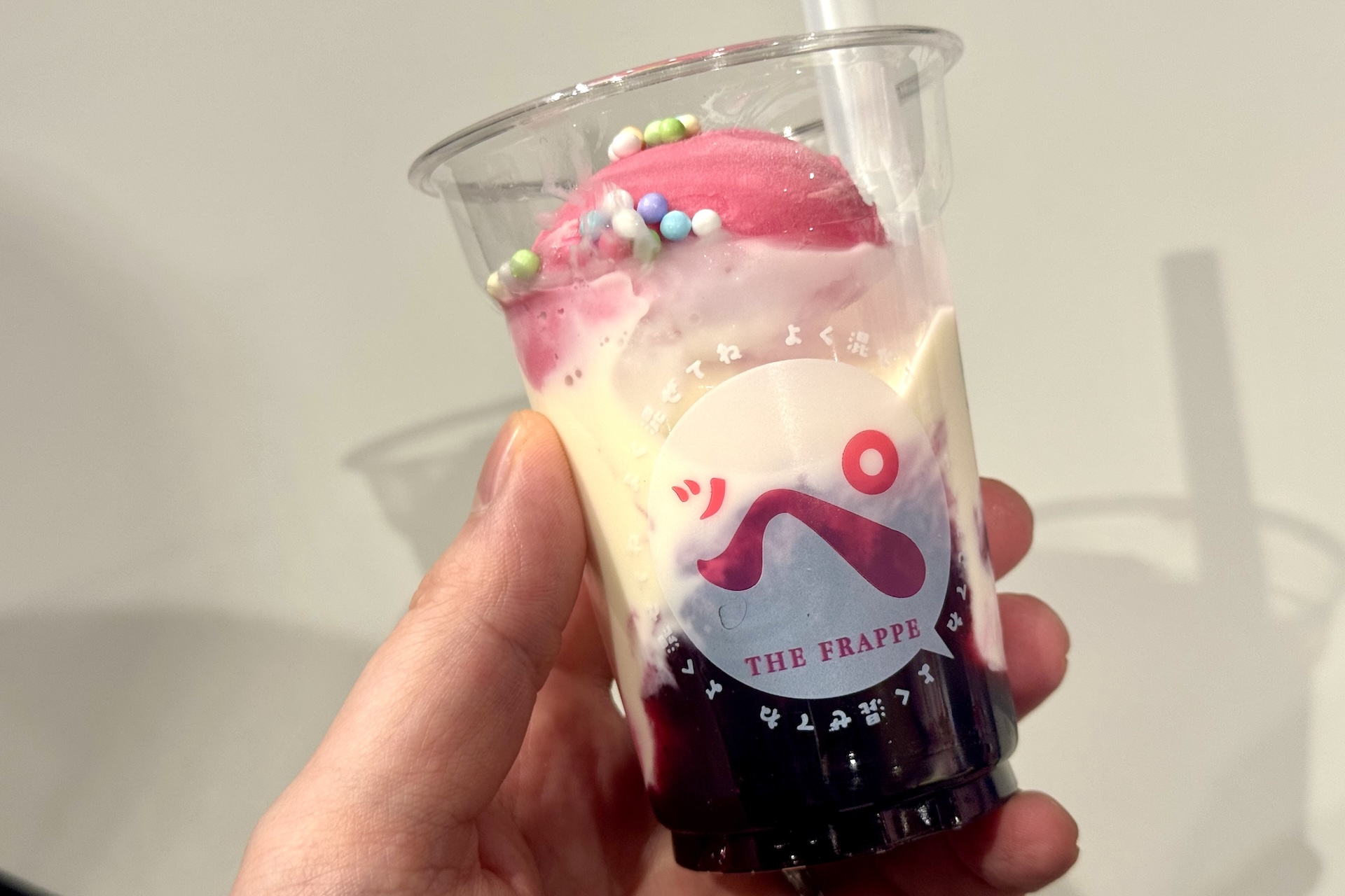 「飲むブルーベリーヨーグルトッペ」は全体的にしなこさんらしい、ポップでカラフルなトッピングが特徴だ