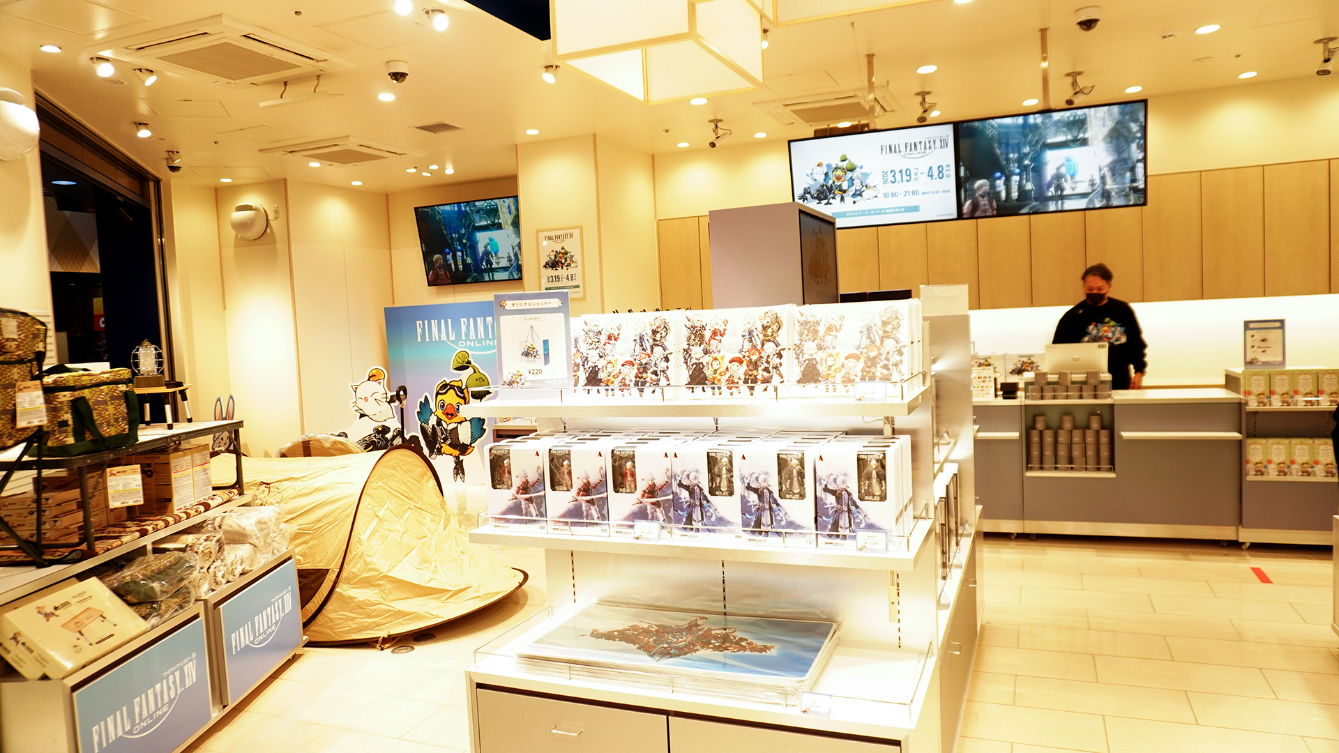 開店直前。どっさりと並んだ商品たちが、来場者を出迎えた