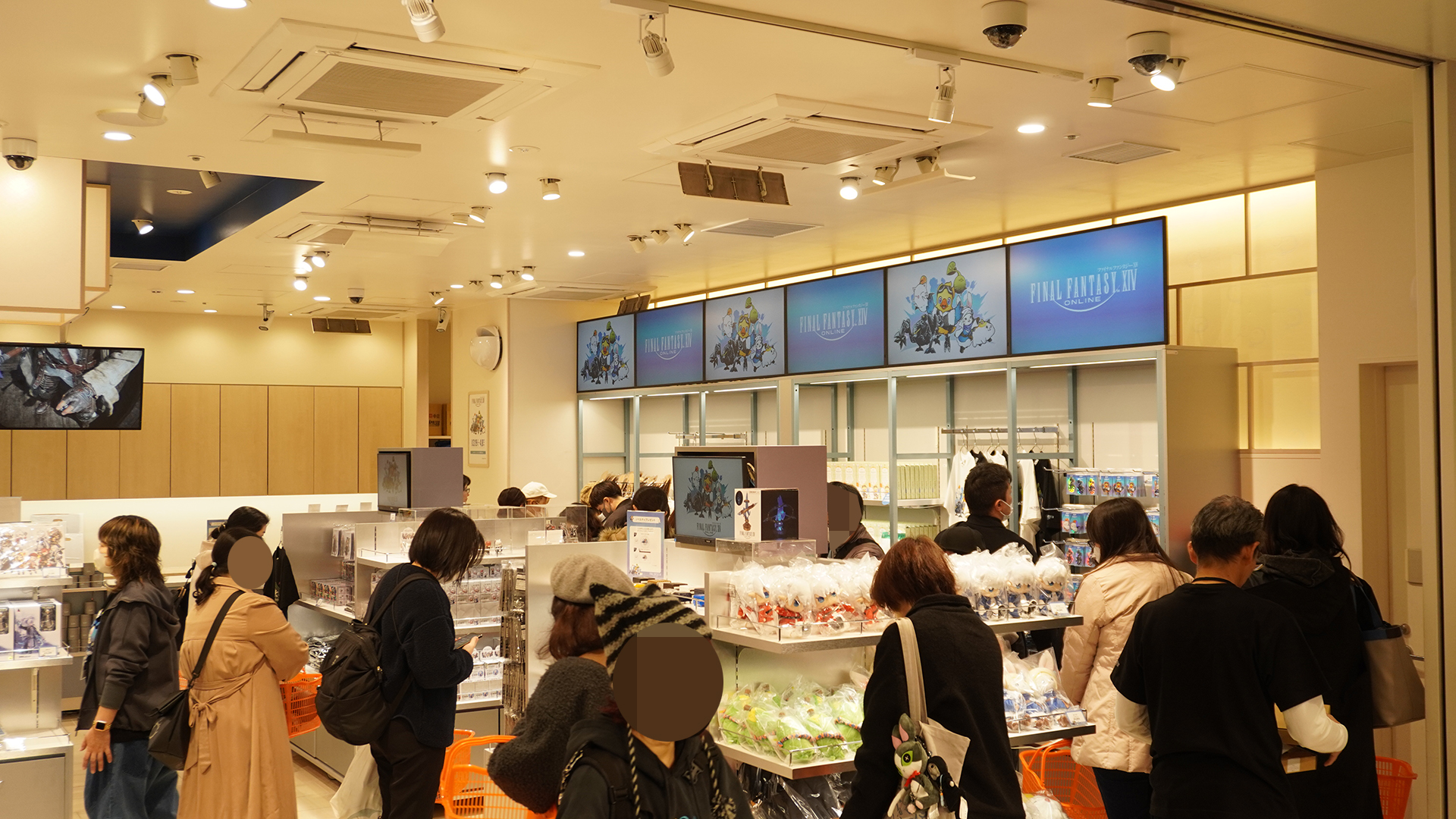 第一陣の来場者。予約が必要な整理券で人数制限をしているので、混雑はなく、快適にショッピングを楽しめた